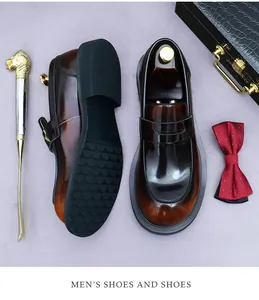 Close-up van gepolijste donkerbruine heren loafers van leer met dikke antislip rubberen zool