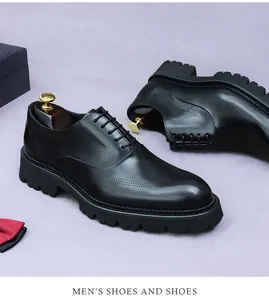 Detail von schwarzen Leder-Brogues mit moderner Profilsohle und hölzernen Schuhspannern
