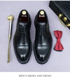 Gros plan de chaussures de ville en cuir noir avec accessoires de costume élégants