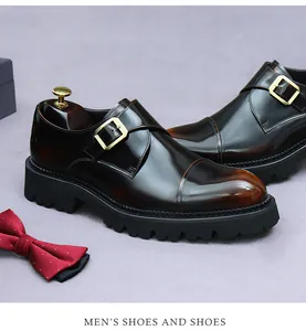 Detail eines dunkelbraunen Monkstrap-Schuhs mit Gold-Schnalle und Profilsohle