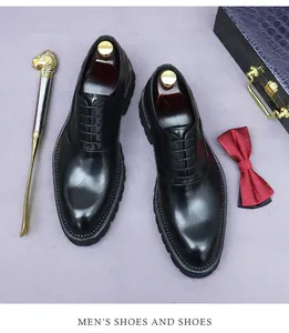Flachbild von schwarzen Brogue-Lederschuhen mit Schuhspannern und klassischem Zubehör