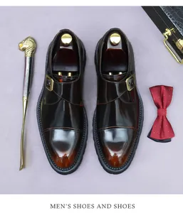Makroansicht von polierten Monk-Schuhen mit Farbverlauf, Goldschnalle und luxuriösem Zubehör