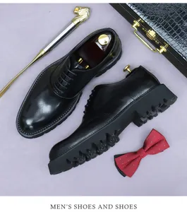 Nahaufnahme schwarzer Oxford-Schuhe aus Leder mit Budapester Muster und dicker Profilsohle