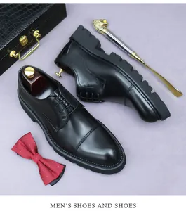 Gros plan de chaussures en cuir noir à bout rapporté, semelle épaisse et accessoires