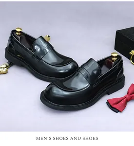 Detailopname van zwarte laklederen loafers met schoenspanners op paarse stof