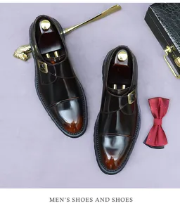 Detail von Monkstrap Lederschuhen mit polierter Spitze und goldener Schnalle
