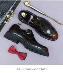 Details dunkelbrauner Monkstrap-Lederschuhe mit Farbverlauf und dicker Profilsohle