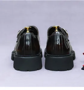 Detaillierte Seitenansicht dunkelbrauner Monkstrap-Lederschuhe mit dicker Plateau-Gummisohle