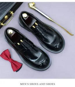 Klassieke zwarte lakschoenen voor heren met dikke rubberen zolen en een elegant ontwerp