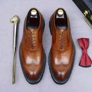 Klassische braune Herren-Brogue-Lederschuhe mit Plateausohle und Farbverlauf an der Spitze