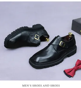 Detail van zwarte lederen monk strap schoenen met gouden gesp en dikke rubberen zool