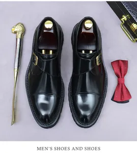 Polierter schwarzer Monkstrap-Schuh mit goldenem Schuhanzieher und Luxus-Accessoires