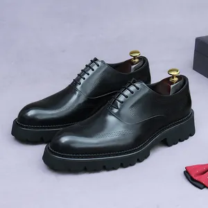 Herrenschuhe aus schwarzem Leder mit Brogue-Verzierung und moderner dicker Sohle