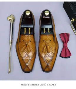 Dettaglio di mocassini marroni in pelle con nappe e decorazioni brogue eleganti