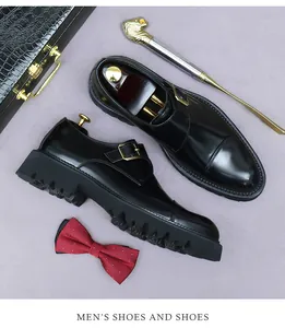 Details von schwarzem Lackleder-Monkschuh mit goldener Schnalle und klobiger Profilsohle