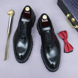 Schwarze Business-Lederschuhe für Herren mit Brogue-Verzierung und dicker Profilsohle