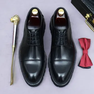 Chaussures derby en cuir noir poli pour hommes avec semelle plateforme et accessoires formels