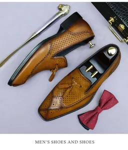 Vista piatta di scarpe brogue in pelle marrone con nappe e accessori di lusso