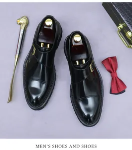 Detail eines schwarzen Leder-Monk-Strap-Schuhs mit Goldschnalle und Plateausohle