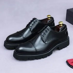 Chaussures Derby classiques en cuir noir avec bout renforcé et semelles compensées