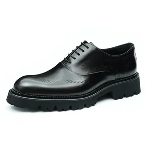 Herren Oxford-Schuhe aus schwarzem Leder mit Brogue-Details und dicker Plateausohle