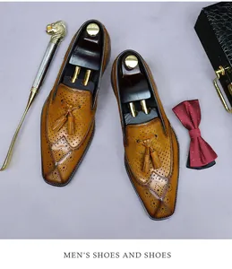 Dettaglio mocassini brogue in pelle marrone con nappe classiche e finitura vintage