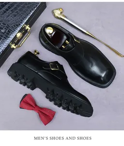 Bovenaanzicht van zwarte lederen monk strap schoen met gouden gesp en grove zool