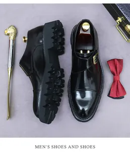 Draufsicht auf schwarze Monk-Schuhe aus Lackleder mit dicken Profilsohlen und Zubehör