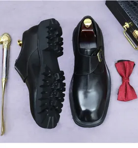 Detail van zwart lederen monkstrap schoen met grove profielzool en metalen gesp