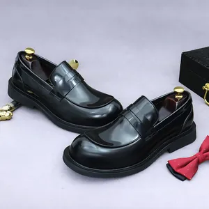 Klassieke zwarte lakschoenen voor heren met dikke rubberen zolen en zakelijke accessoires