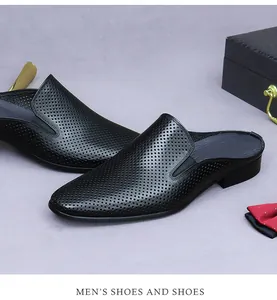 Gros plan de mules en cuir noir perforé pour hommes avec accessoires de luxe chic