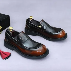 Bruine leren herenloafers met kleurverloop, ronde neus en dikke rubberen zool