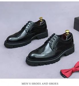Gros plan de chaussures brogues en cuir noir pour hommes avec perforations et semelle crantée