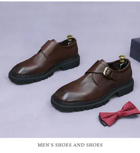 Detail van donkerbruine monk strap schoen met dikke zool en gestipte vlinderdas