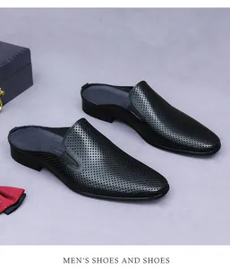 Détail de la tige en cuir véritable perforé sur les mules vintage noires pour hommes
