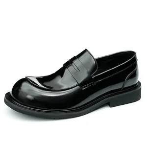Klassieke heren loafers van zwart lakleer met dikke rubberen zolen op witte achtergrond