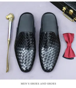 Draufsicht auf schwarze geflochtene Leder-Mules für Herren mit erstklassiger Textur
