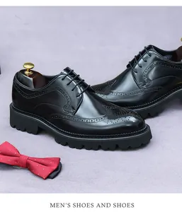 Détail de chaussures brogues en cuir noir avec perforations et semelle crantée