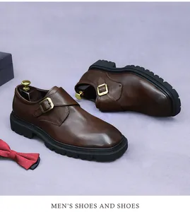 Detail van bruine leren monk strap schoenen met een dikke profielzool en schoenspanners