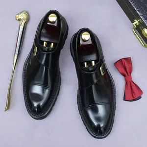 Elegante schwarze Monkstrap-Lederschuhe mit doppelten Goldschnallen und Plateausohle
