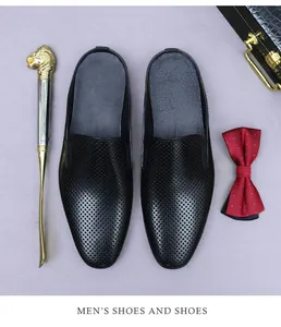 Détail du cuir noir perforé au laser sur ces mules pointues pour homme au style vintage chic