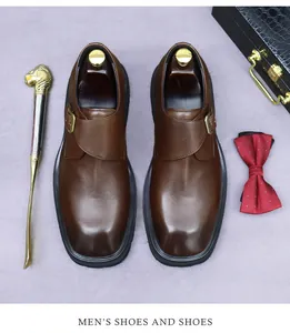 Detailopname van bruine leren monk strap schoenen met gouden gesp en luxe schoenspanners