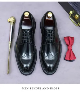 Détail de chaussures Brogue noires en cuir pour homme avec perforations classiques et lacets