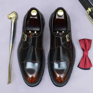 Polierte braune Herrenschuhe aus Leder mit Doppelmonks-Verschluss und Gold-Schnallen