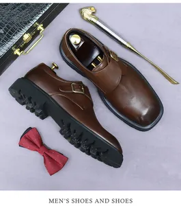 Detail van donkerbruine leren monk strap schoen met gesp op zakelijke accessoireset