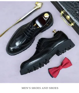 Chaussures richelieus noires classiques pour hommes avec détails de gravure et semelle