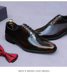 Detail eines Oxford-Schuhs aus Leder mit Farbverlauf, Glanzfinish und formellem Schnürdesign