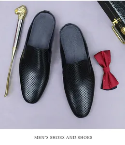 Vue détaillée de mules en cuir noir ajouré avec accessoires professionnels de qualité