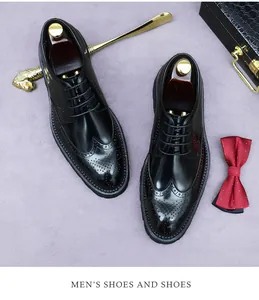 Gros plan de chaussures richelieu noires en cuir avec détails richelieu classiques