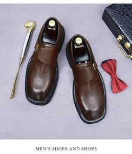 Gedetailleerd bovenaanzicht van bruine leren herenschoenen met zakelijke accessoires